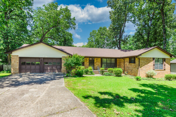 809 Colombia Drive – Mountain Home Home for Sale Front view of 809 Colombia Drive, a 3-bedroom brick ranch home in Mountain Home, Arkansas.