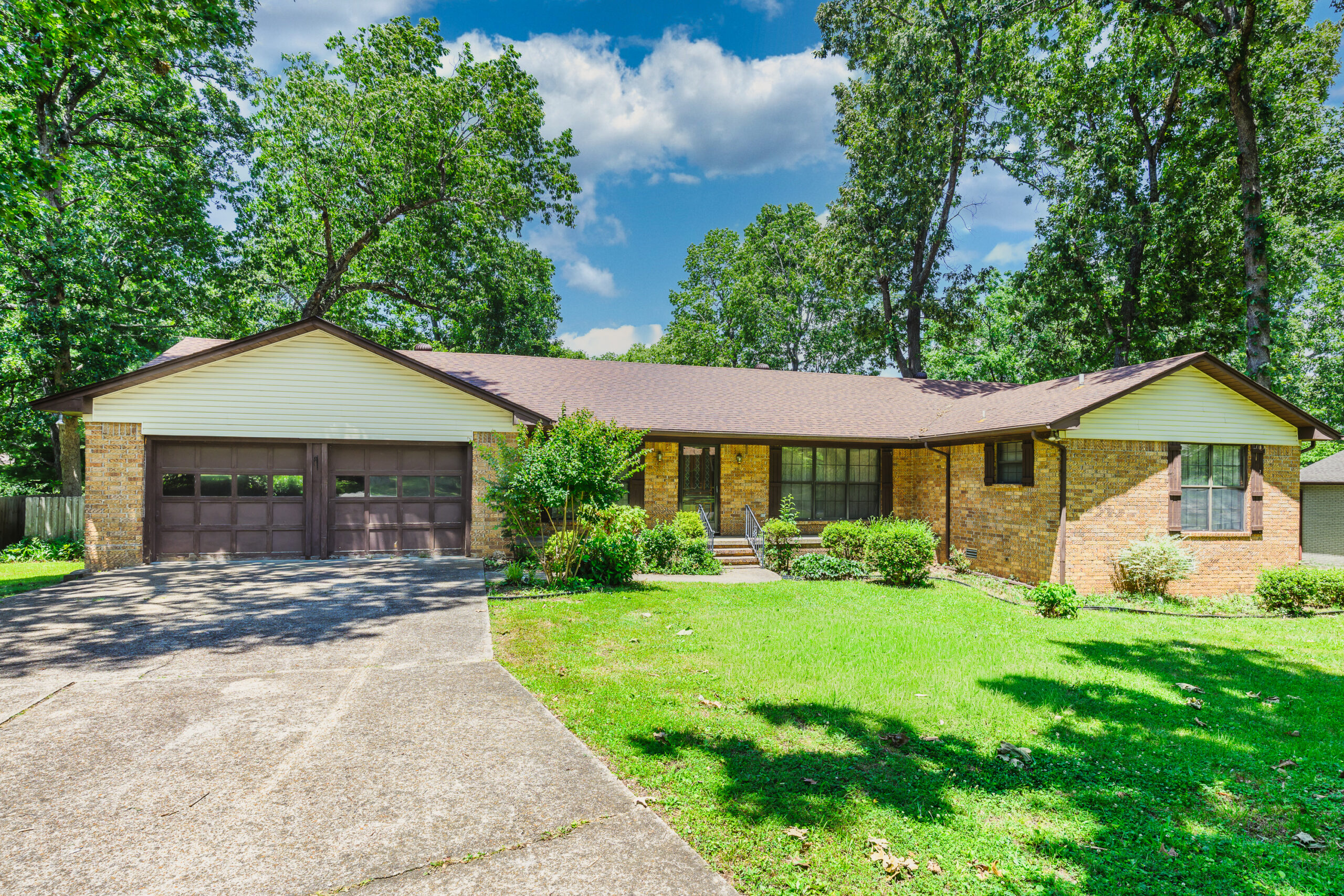 Front view of 809 Colombia Drive, a 3-bedroom brick ranch home in Mountain Home, Arkansas.