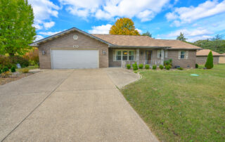 Front view of 1071 Northpointe Drive, an all-brick 3-bedroom home in Mountain Home, Arkansas.