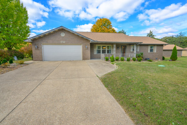 Front view of 1071 Northpointe Drive, an all-brick 3-bedroom home in Mountain Home, Arkansas.